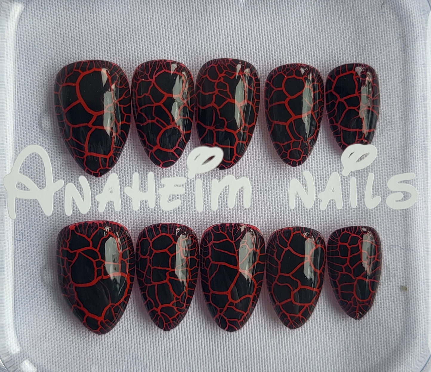 Création Nail Art ongles courts Craquelé Noir & Rouge – Dark Lava