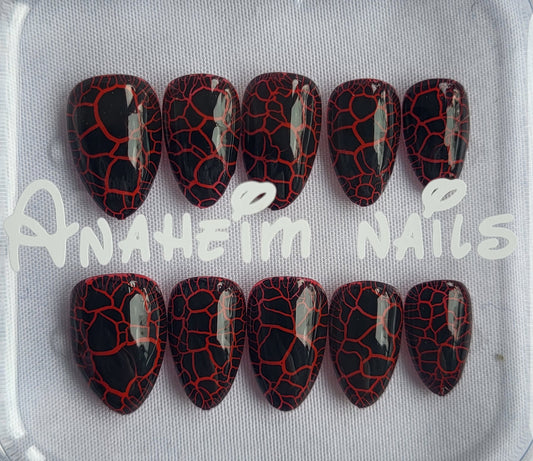 Création Nail Art ongles courts Craquelé Noir & Rouge – Dark Lava