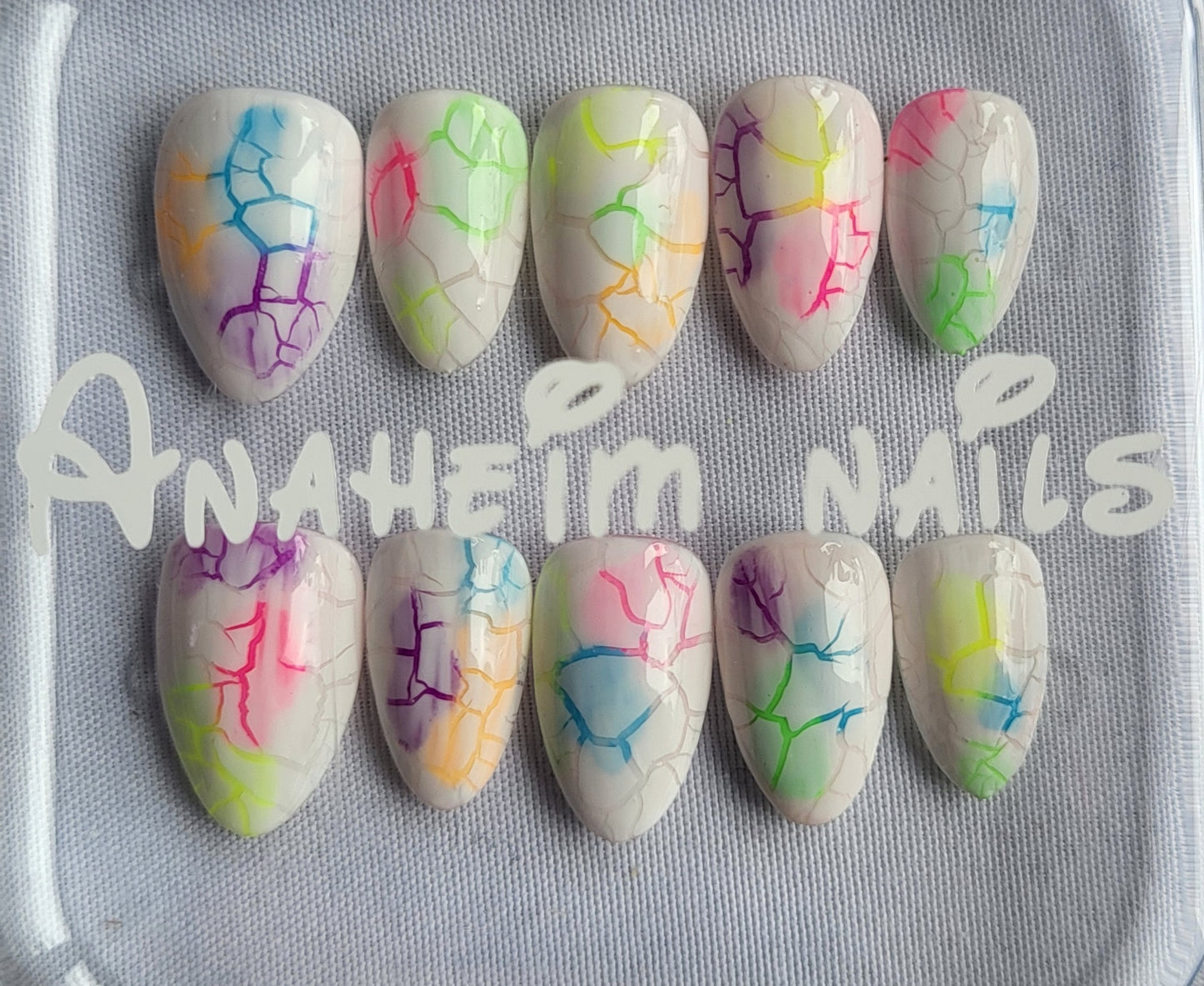 Création Nail Art ongles courts– Craquelures Pastel Arc-en-Ciel : Le Rêve Éveillé