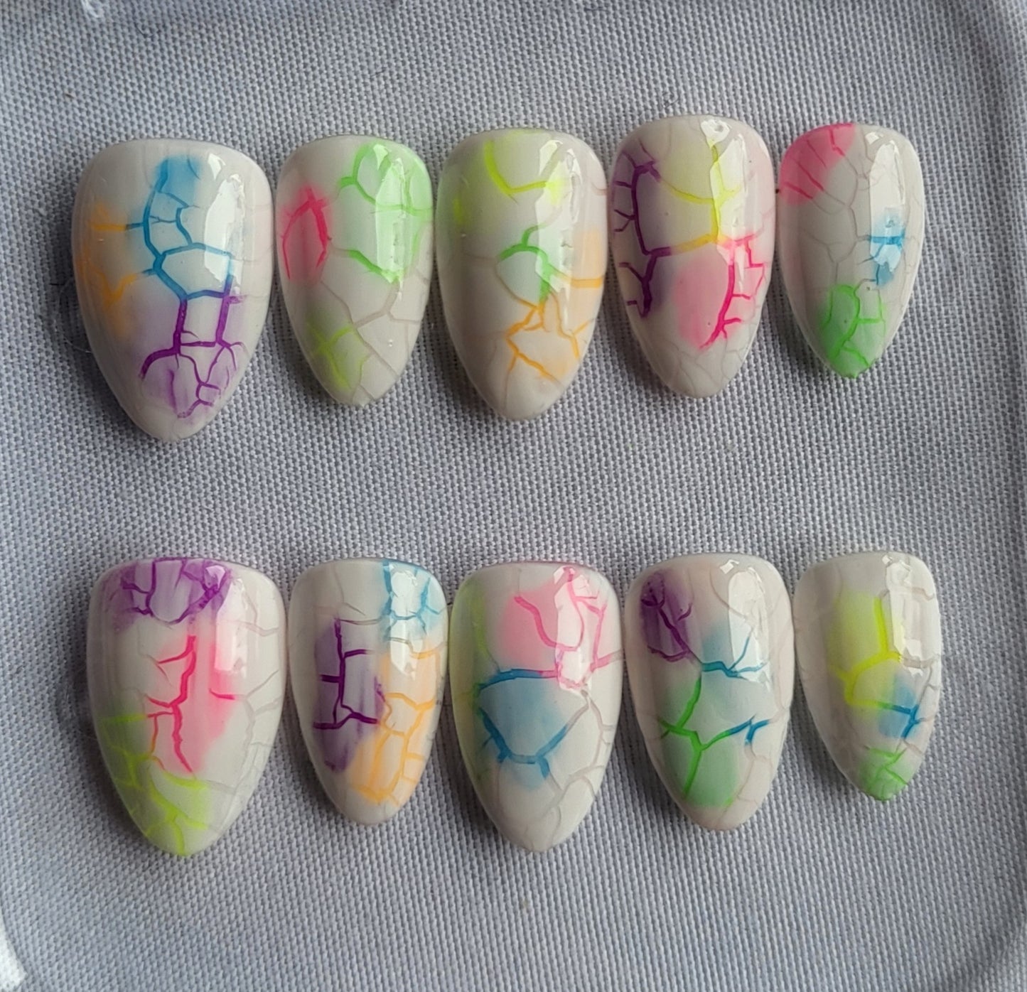 Création Nail Art ongles courts– Craquelures Pastel Arc-en-Ciel : Le Rêve Éveillé