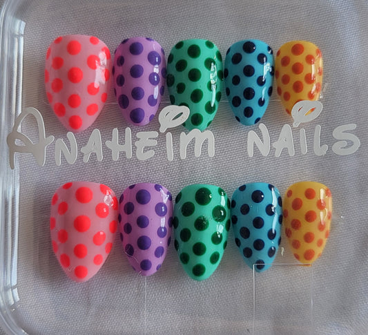 Création Nail Art ongles Courts - Confetti Rainbow à Pois Multicolores