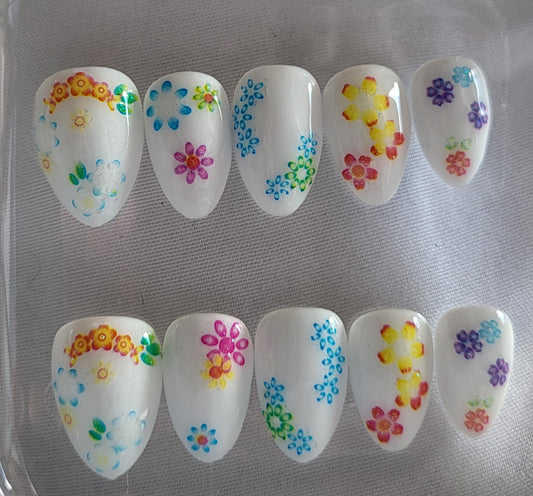 Création Nail Art ongles courts - Jardin Fleuri  de Fleurs Multicolores