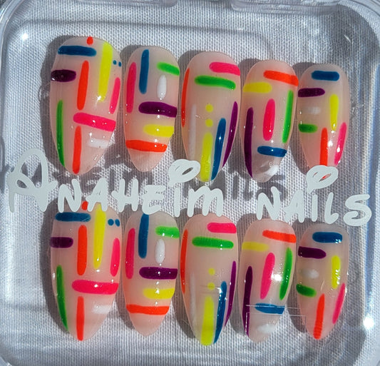Création Nail Art Néon Graphique – Traits Multicolores