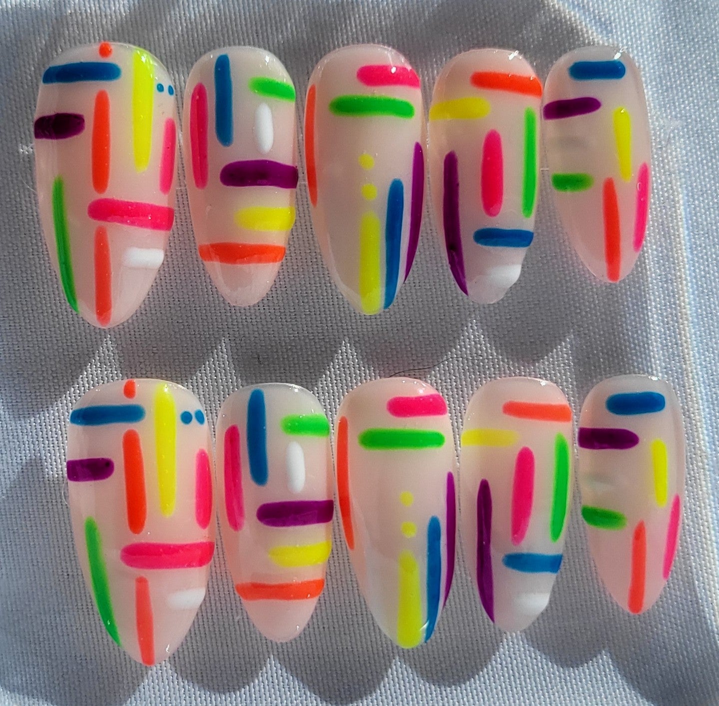 Création Nail Art Néon Graphique – Traits Multicolores