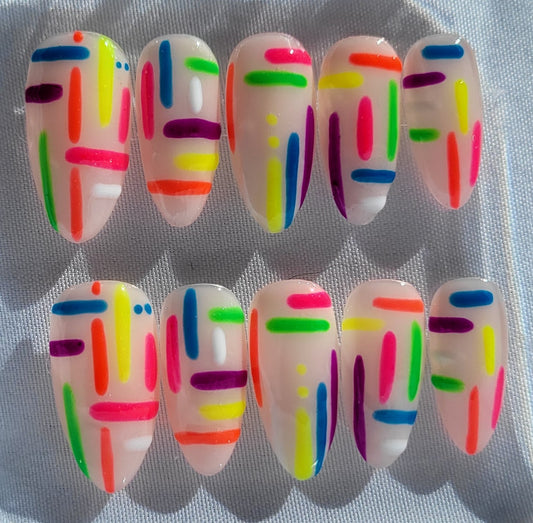 Création Nail Art Néon Graphique – Traits Multicolores