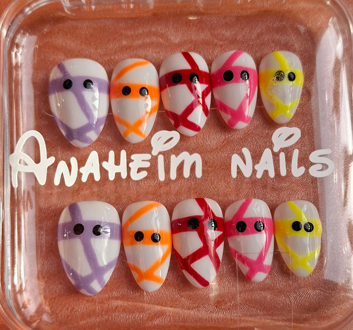 Création Court Nail Art Halloween Momies Kawaii — Bandelettes Multicolores & Yeux Ronds sur Blanc