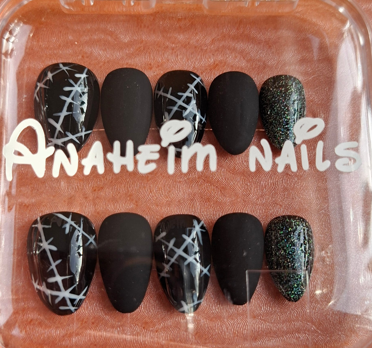 Création Court Nail Art Halloween Sutures Géométriques — Noir Mat Velours & Glitter Noir Galaxie
