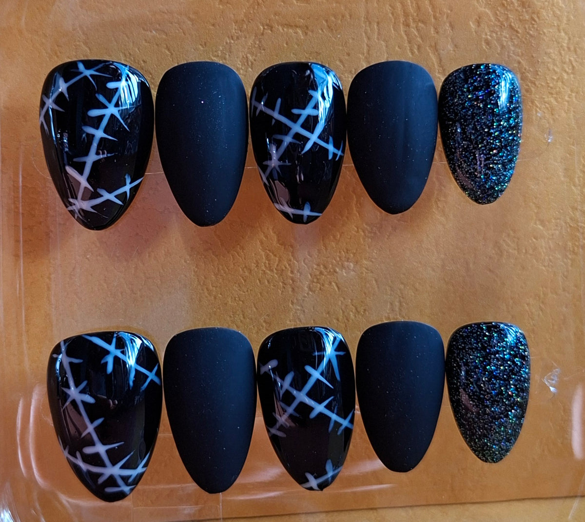 Création Court Nail Art Halloween Sutures Géométriques — Noir Mat Velours & Glitter Noir Galaxie