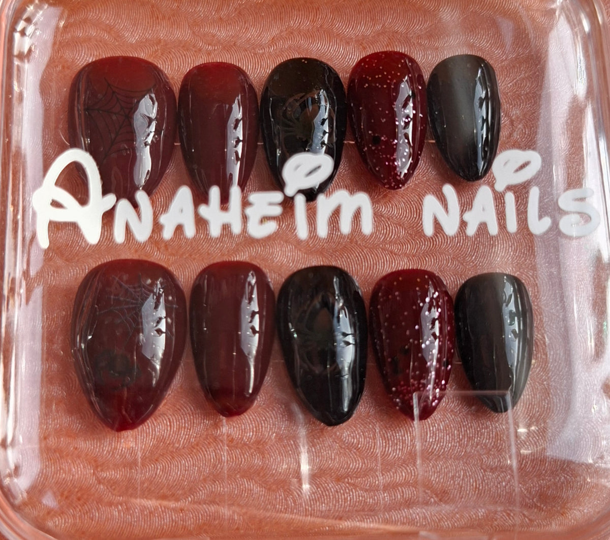 Création Court Nail Art Halloween Araignée Dorée — Rouge Sang, Noir Abyssal & Glitter Argenté
