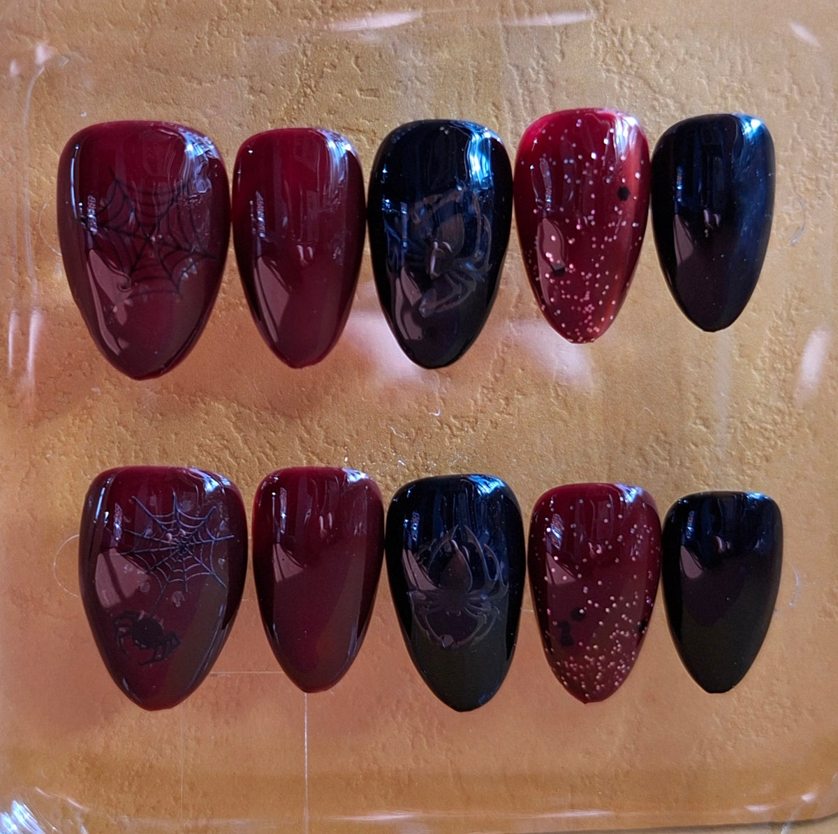 Création Court Nail Art Halloween Araignée Dorée — Rouge Sang, Noir Abyssal & Glitter Argenté