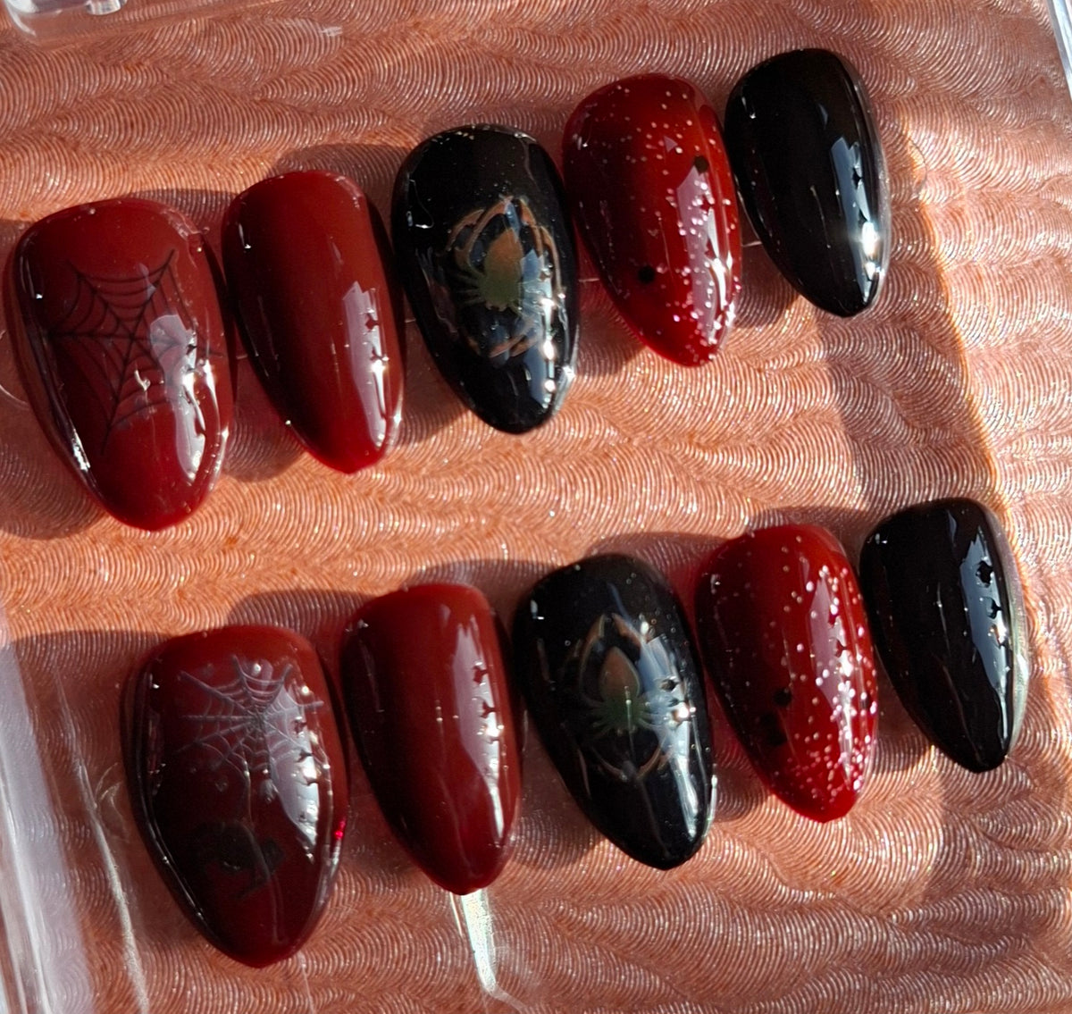 Création Court Nail Art Halloween Araignée Dorée — Rouge Sang, Noir Abyssal & Glitter Argenté